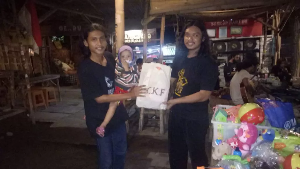 Peduli Anak di Tengah Pandemi Covid-19, IKA Stikosa AWS dan Mbah Cokro Bagi-bagi Mainan