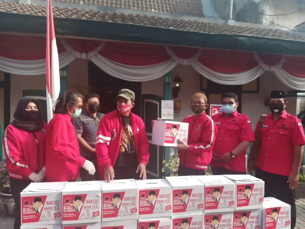 PDIP Surabaya Bagi Sembako di Lingkungan Rumah Kelahiran Bung Karno