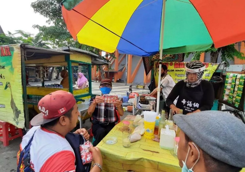 Sambut New Normal, PDIP Jatim Bagi-bagi Face Shield ke Pelaku Ekonomi