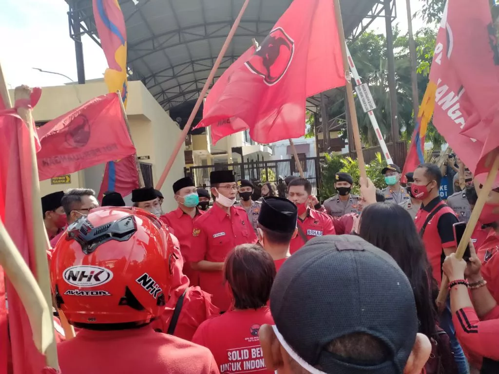 Reaksi Pembakaran Bendera di Jakarta, Ratusan Kader PDIP Surabaya Datangi Mapolrestabes