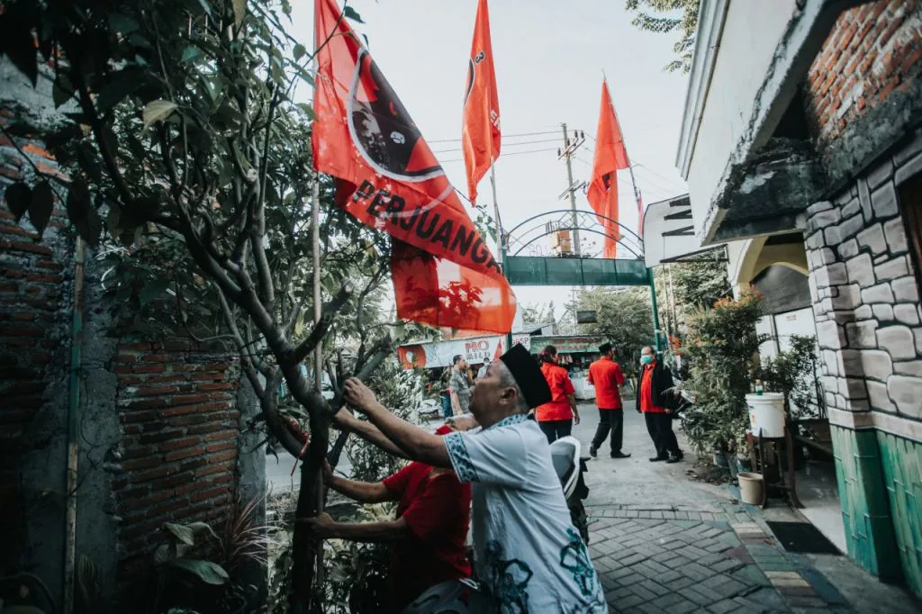 Kecam Pembakaran di Jakarta, Kader Banteng Surabaya Kompak Kibarkan Bendera PDIP di Rumah dan Kampung