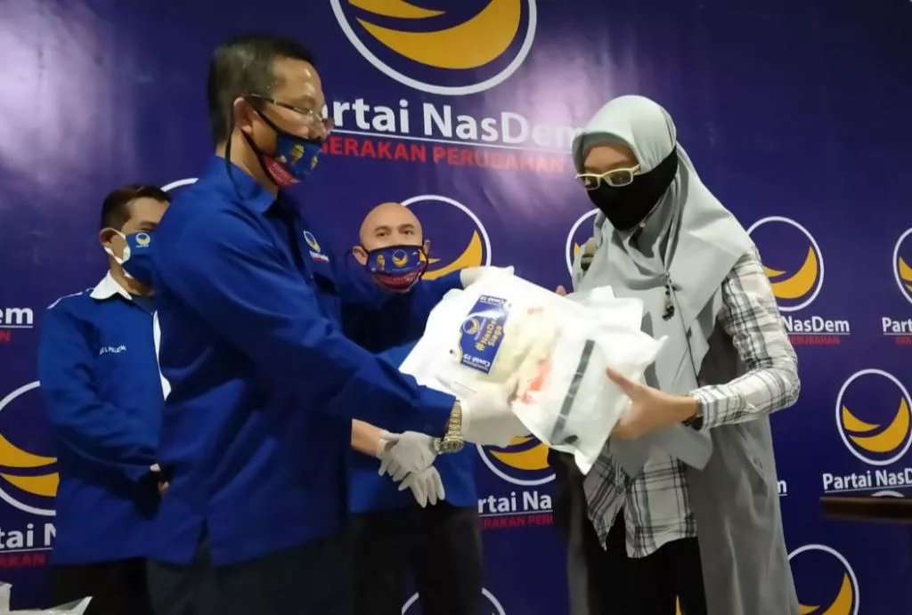 Peduli Kesehatan Masyarakat, NasDem Surabaya Bagi 650 APD untuk Kampung Tangguh