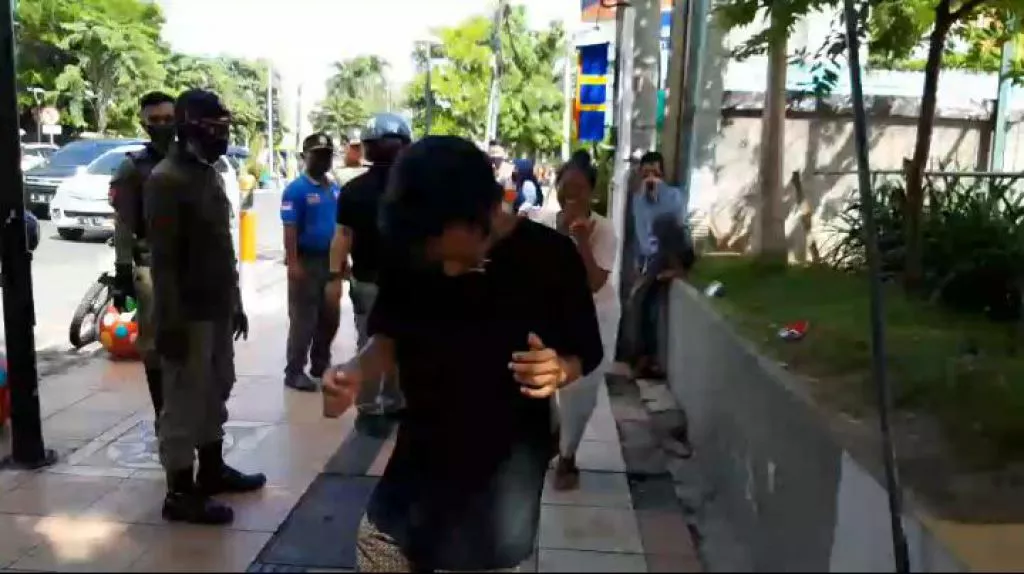 Awas Tidak Memakai Masker di Surabaya Hukumanya Sita KTP, Push Up atau Joget