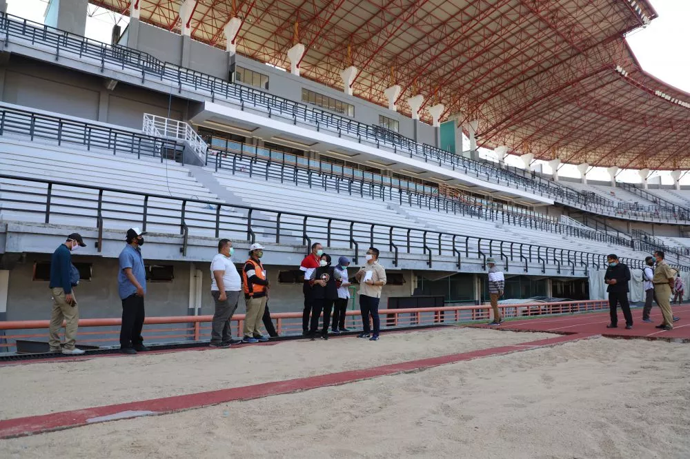 Wali Kota Risma meninjau renovasi Stadion GBT