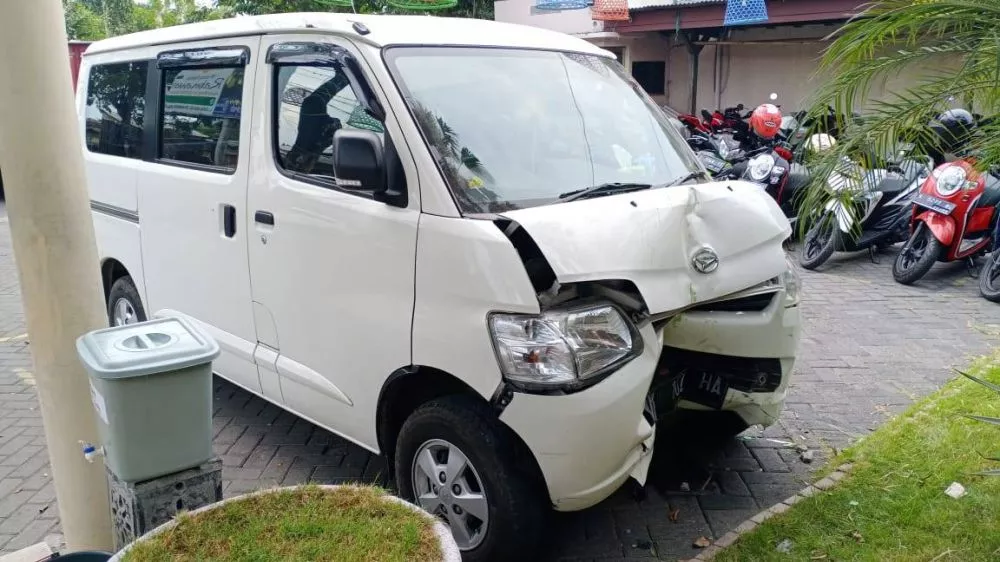 Kondisi Daihatsu Grand Max usai menyeruduk tiga warung