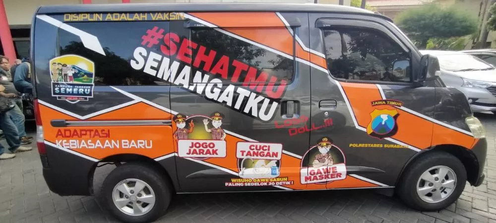 Polrestabes Surabaya Luncurkan Mobil Patroli Sehat Membawa Hadiah
