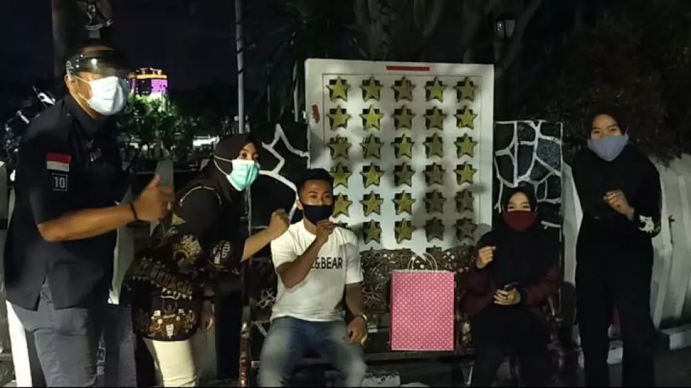 Pasangan kekasih yang beruntung didatangi mobil 'sehatmu semangatku'