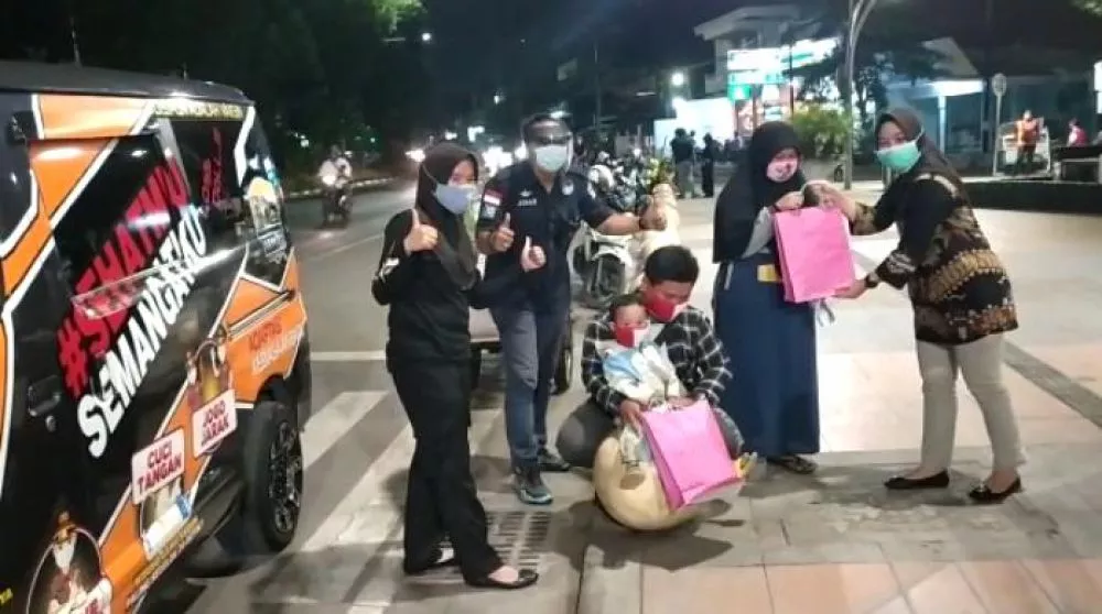 Mobil 'Sehatmu Semangatku' Polrestabes Surabaya Mulai Sebar Hadiah Kepada Warga yang Tertib
