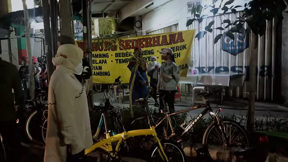 Risma membubuarkan warga yang tengah nongkrong