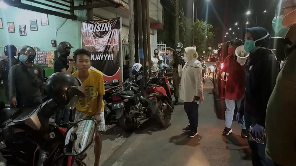 Aksi Wali Kota Risma Keliling Malam Hari Disiplinkan Warga