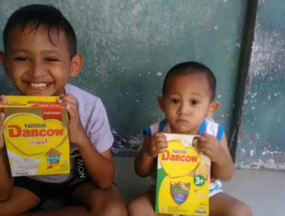 IKA Stikosa AWS dan Komunitas Cokro Bergerak Salurkan Donasi Susu untuk Balita