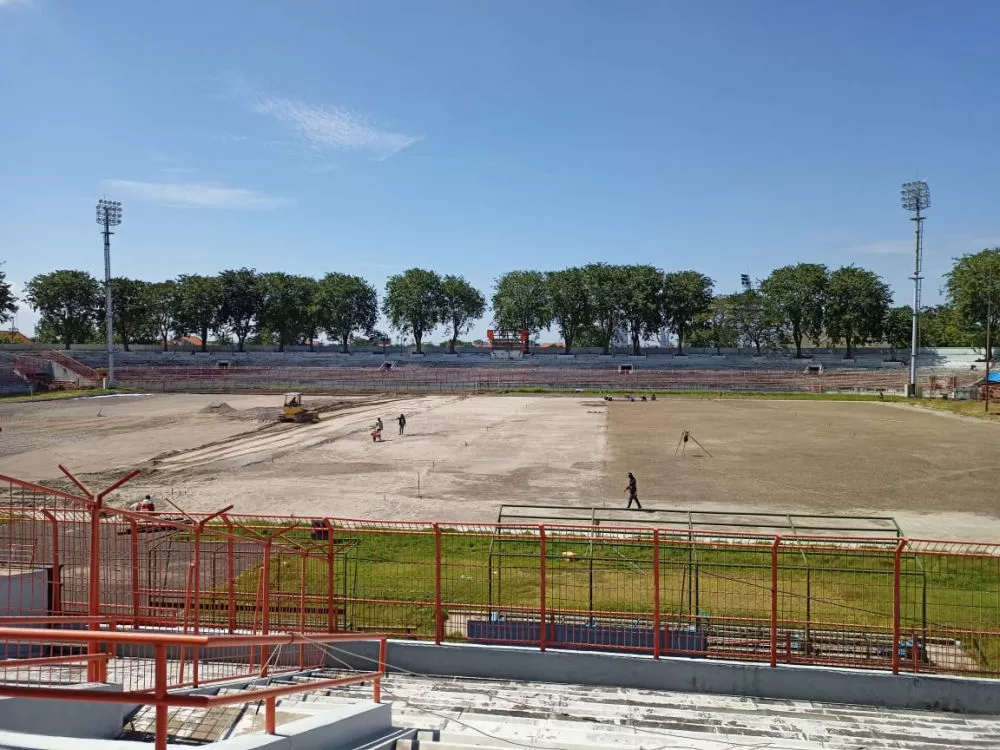 Proses pemeliharaan rumput di Stadion Gelora 10 November