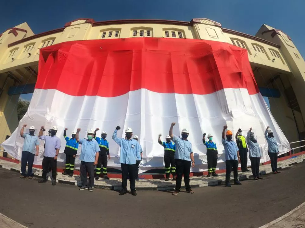 Bendera Merah Putih Raksasa Terbentang di Pintu Air Jagir
