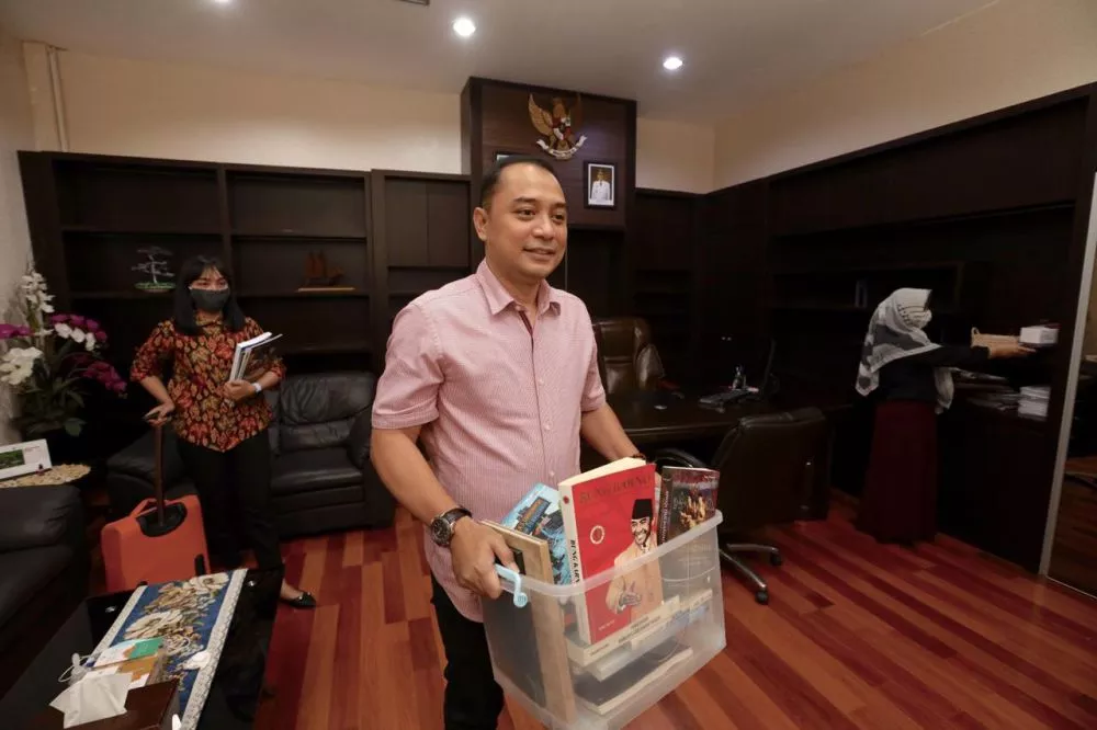 Kemasi Barang-barang Pribadinya, Eri Cahyadi Dilepas dengan Air Mata Pegawai Bappeko