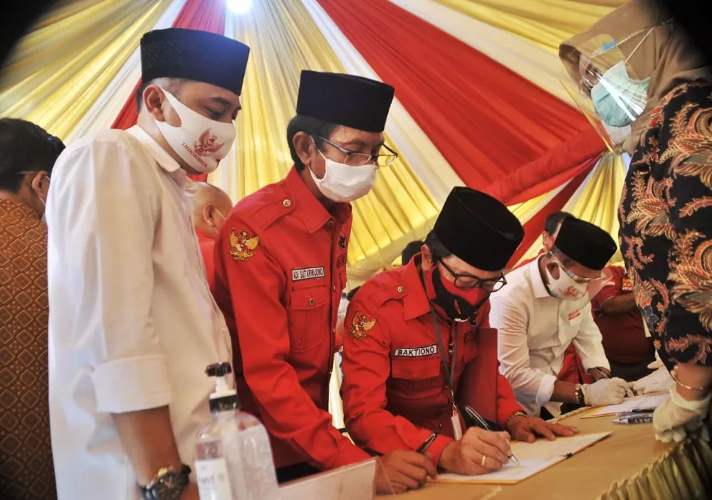 Eri Cahyadi-Armuji resmi daftar ke KPU Surabaya