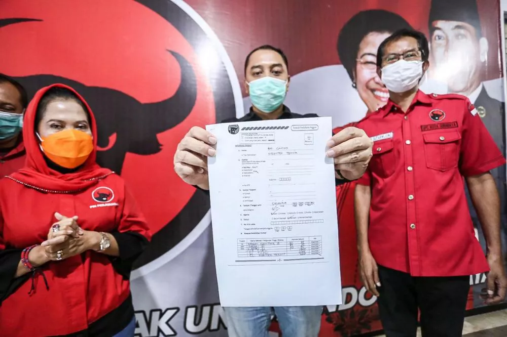 Masuk Kandang Banteng, Cawali Eri Cahyadi Urus KTA PDIP