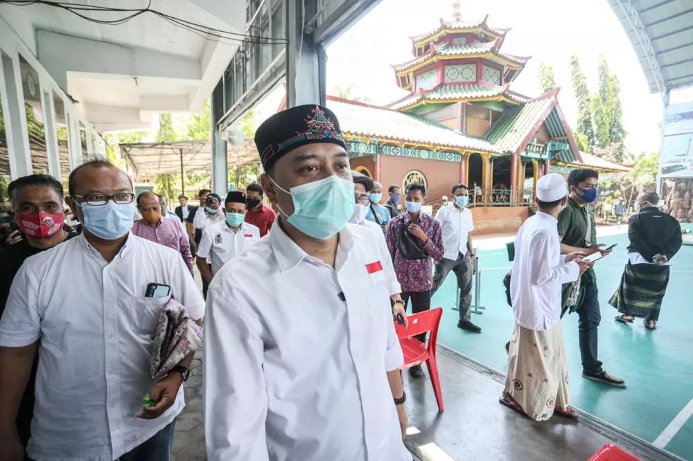Dukung Eri Cahyadi, Takmir Masjid Ceng Ho Hadiahi Songkok Spesial