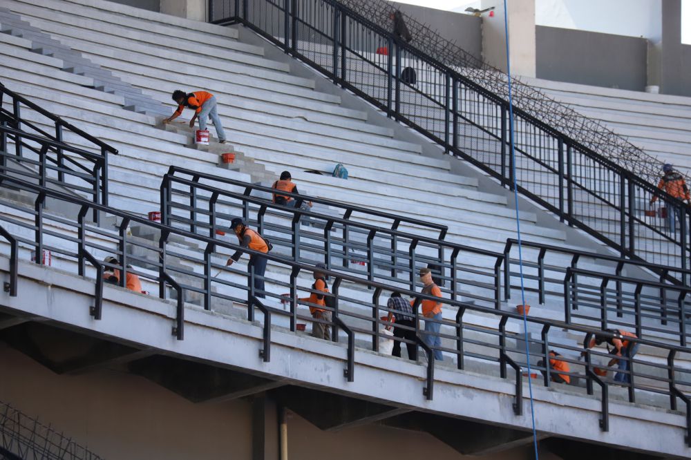 Proses pengecatan tribun di Stadion GBT