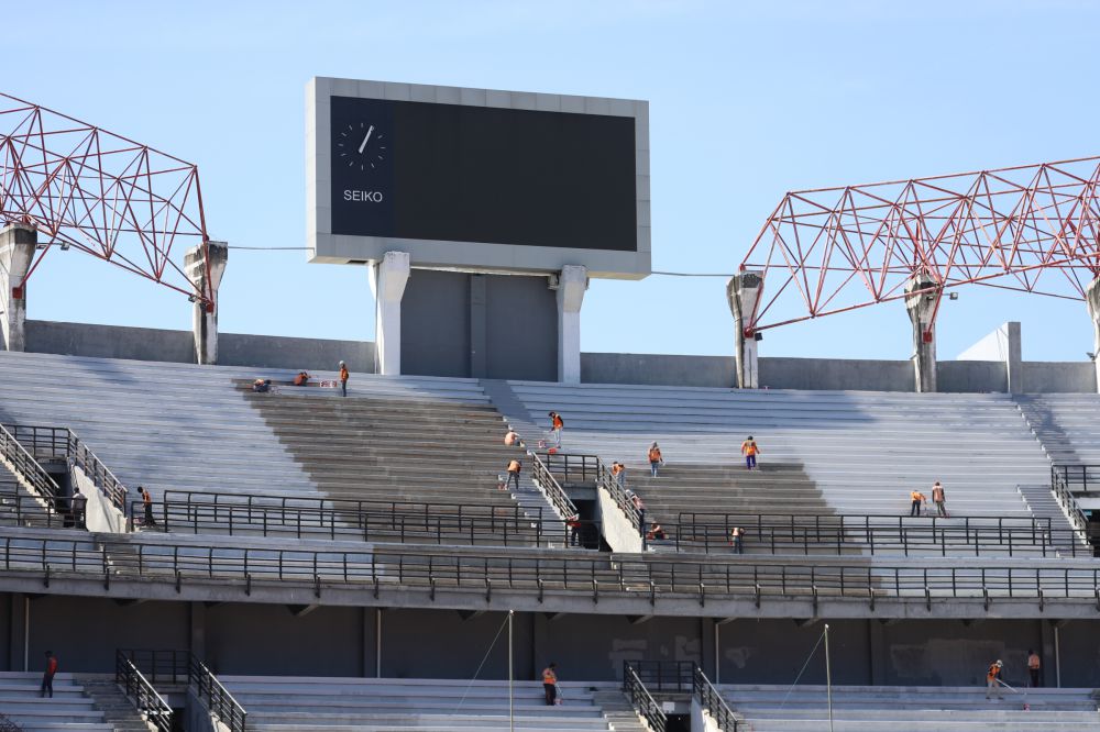 Proses pengecatan di Stadion GBT