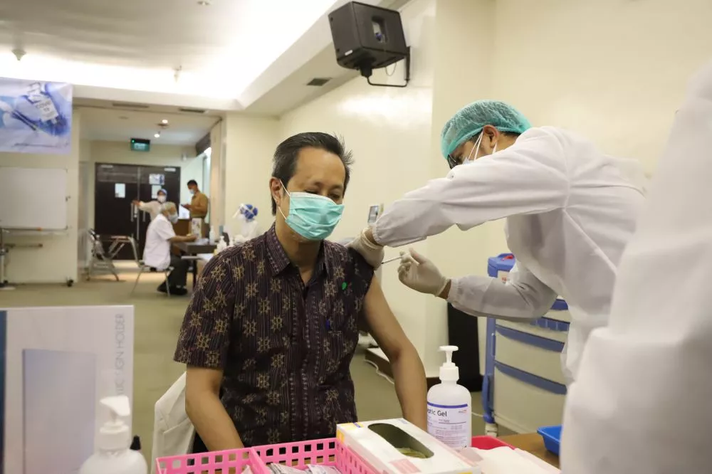 Lansia di Surabaya Mulai Terima Vaksin Covid-19, Bagaimana Reaksinya?