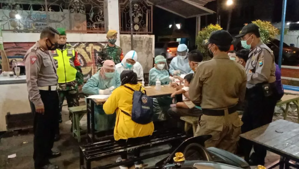 Melanggar PPKM, Petugas Merapid Test 72 Pengunjung Warkop di Menganti