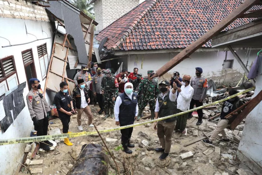 Gerak Cepat, Gubernur Khofifah Kunjungi Ponpes Korban Longsor di Madura