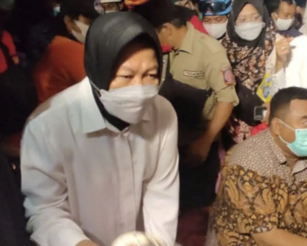 Sambangi Garut, Mensos Risma Bagikan Bantuan untuk Korban Banjir