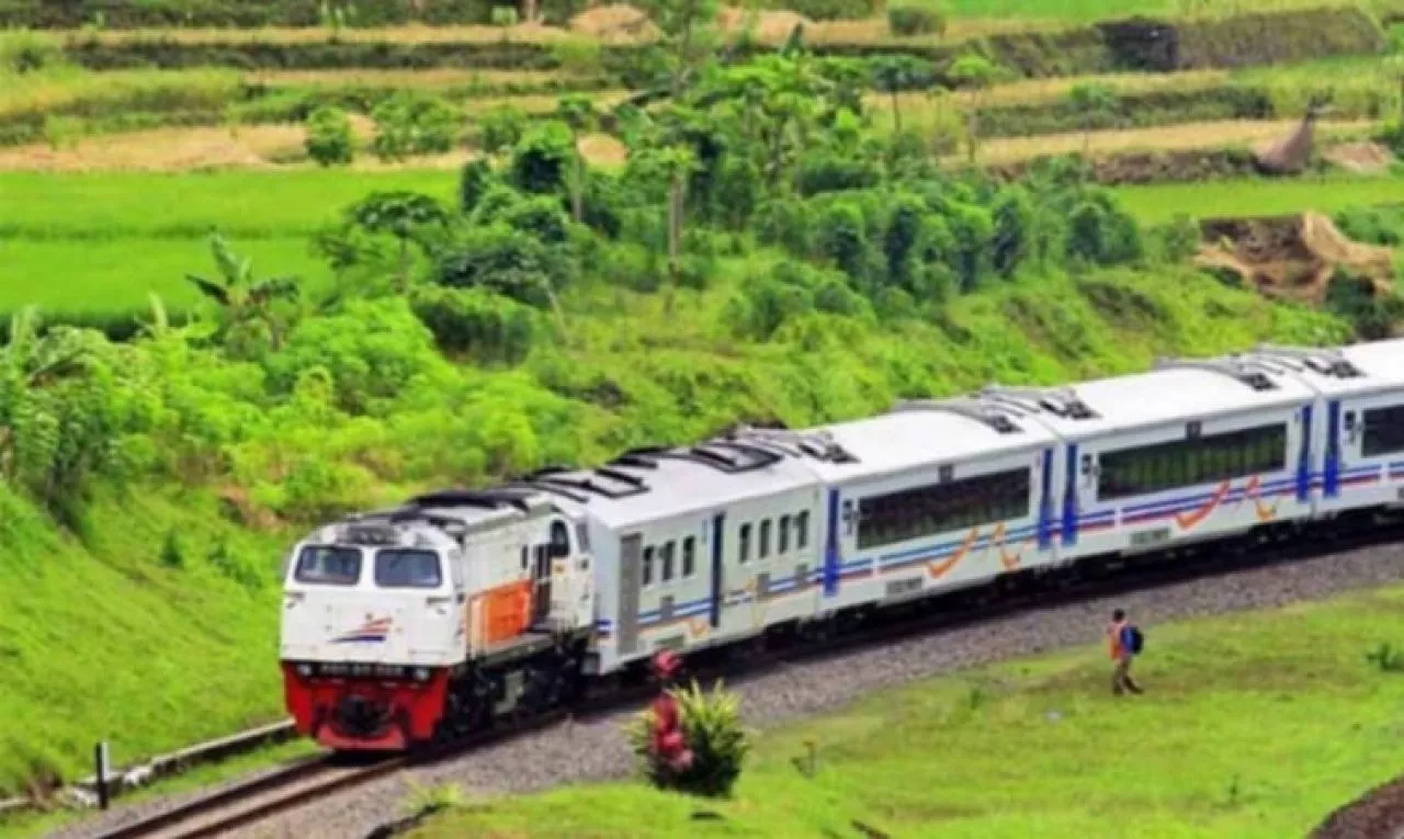 Ini 14 Rute Kereta Api Terdekat Gunung Semeru yang Tidak Terganggu Erupsi