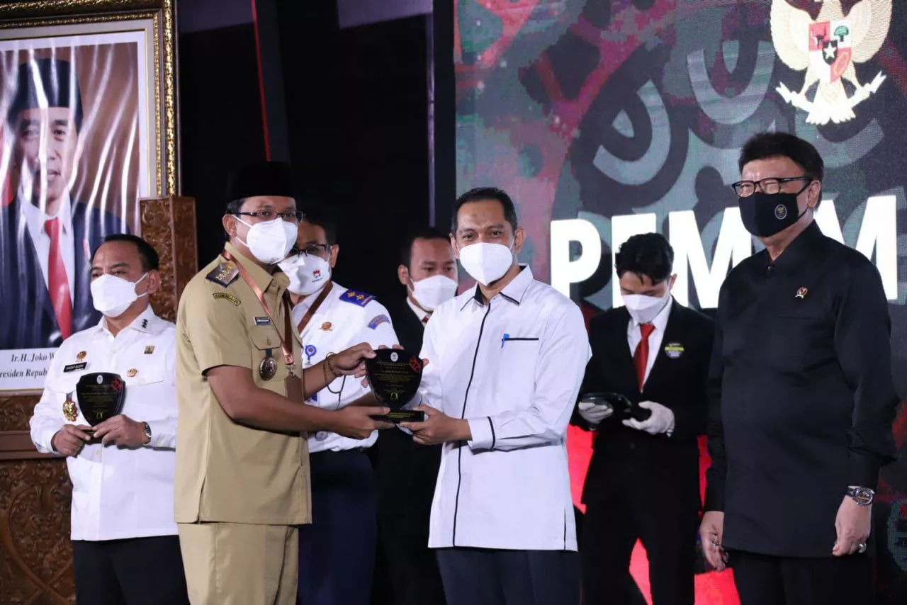 Terapkan Filosofi Mesra, Bupati Sidoarjo Diganjar Penghargaan Pemimpin Perubahan
