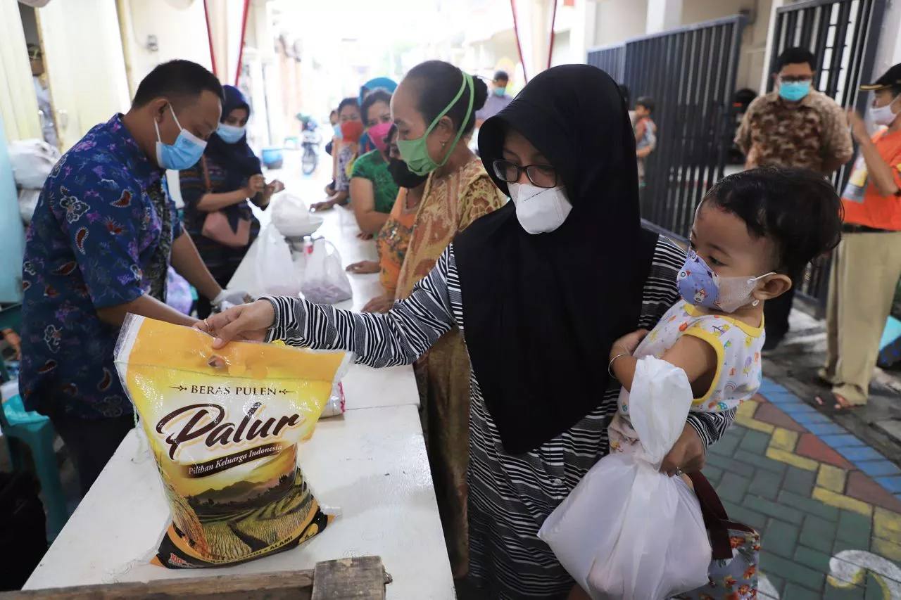 Persiapan Nataru, Pemkot Surabaya Gelar Operasi Pasar Sembako Murah