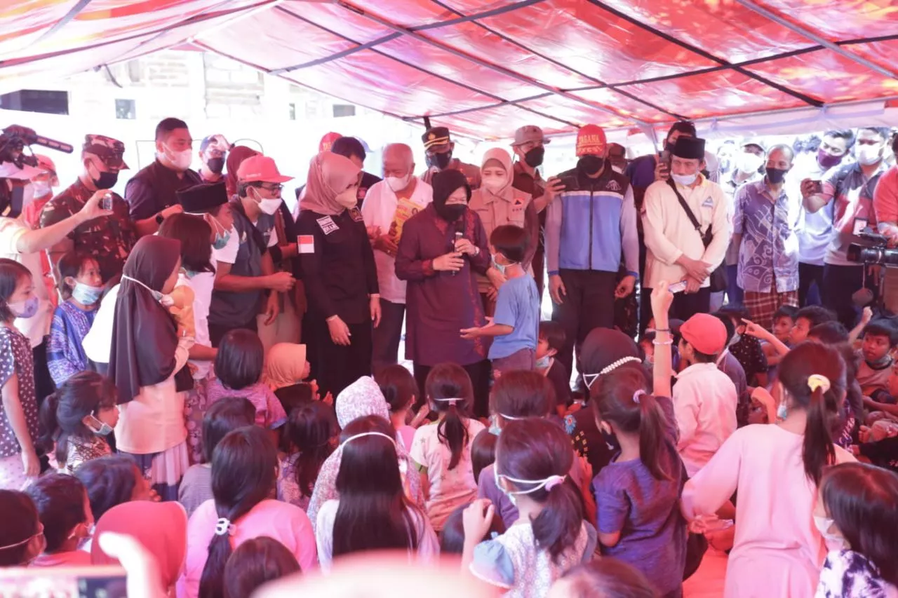 Sapa Anak-anak Korban Banjir di Lombok, Mensos Risma Bagikan Jajanan dan Mainan