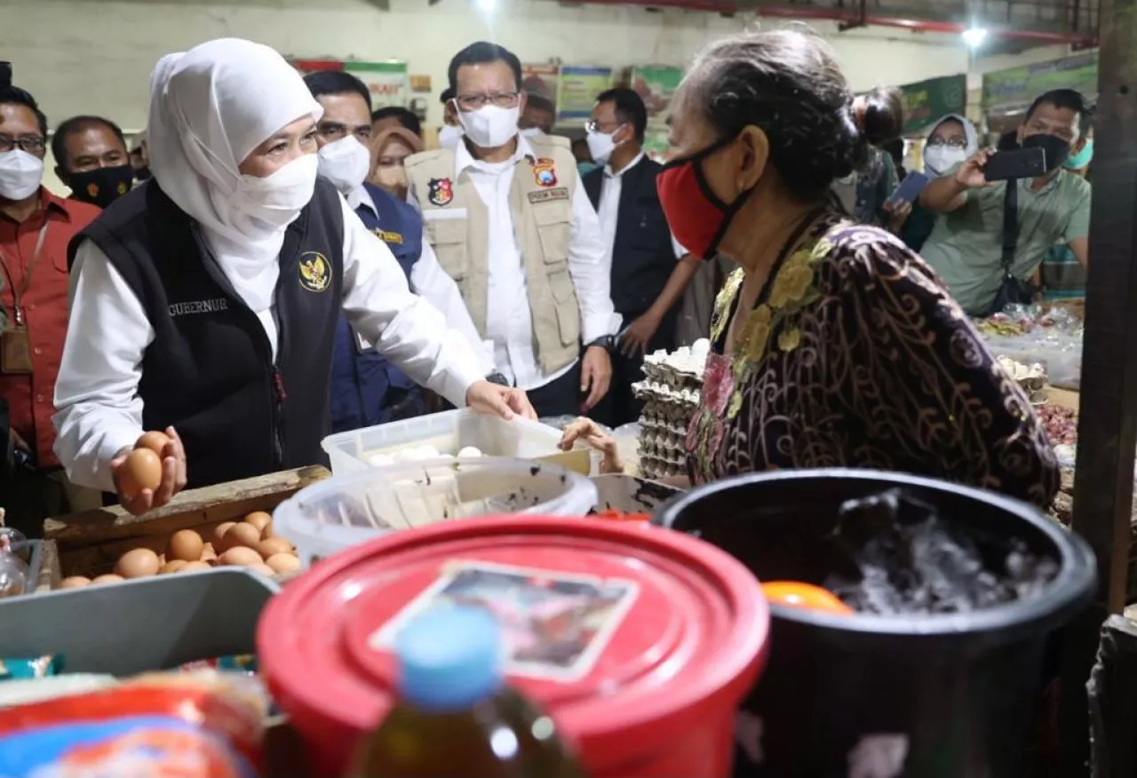 Gubernur Khofifah Sidak Pasar Pastikan Stok Bahan Pokok Aman Jelang Nataru