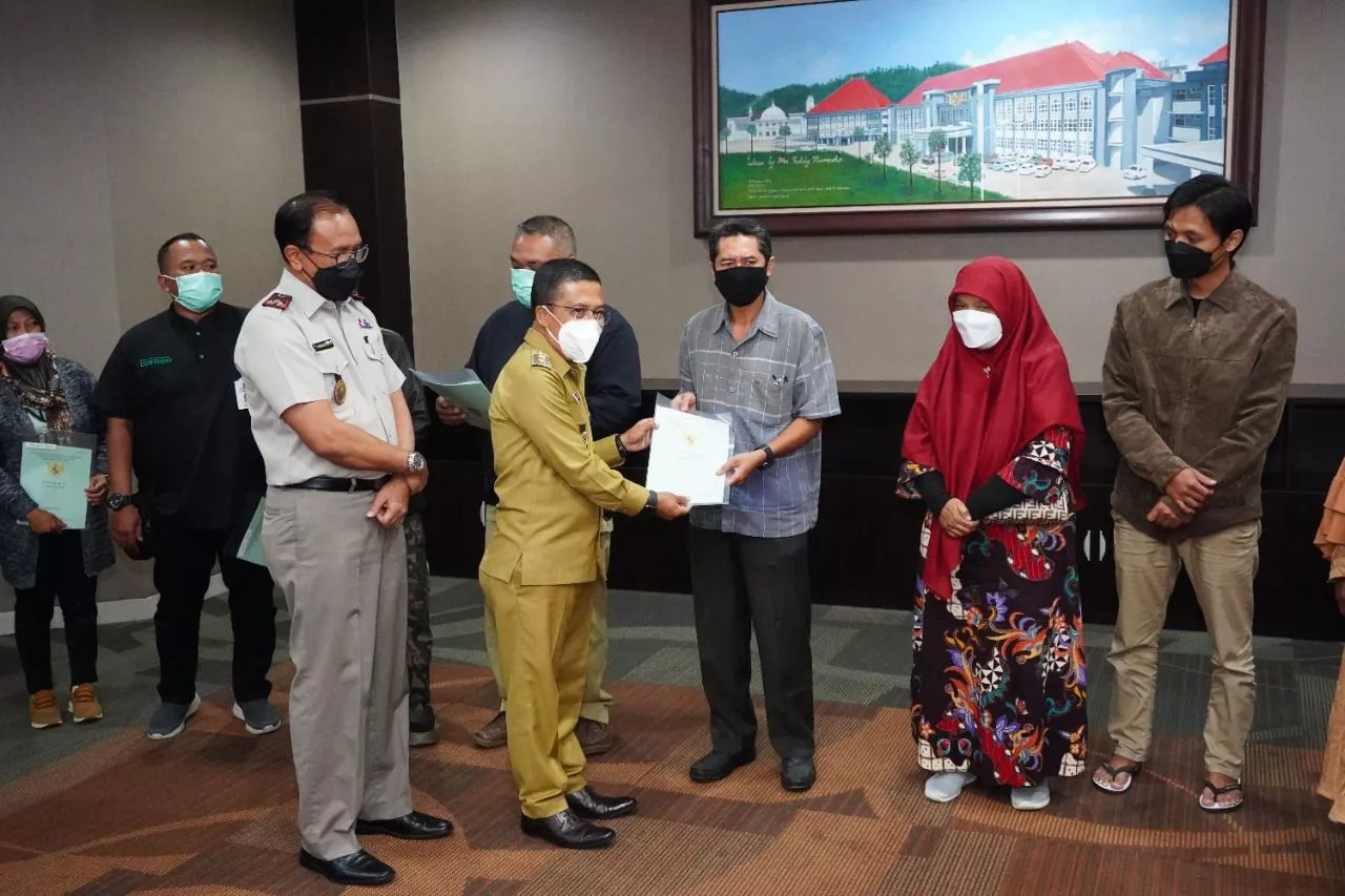 Dukung Program Presiden Jokowi, Pemkot Batu Serahkan Sertifikat Tanah ke Warga