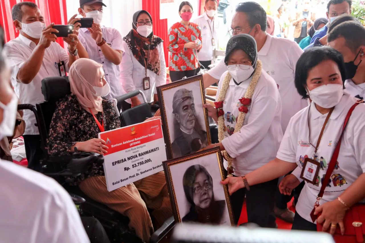 Cerita Mensos Risma Dibalik Karya Lukisan Penyandang Disabilitas Asal Surabaya