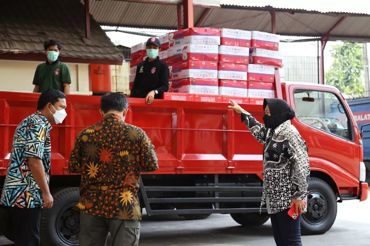 Gerak Cepat, Mensos Risma Cek Logistik Bantuan untuk Korban Gempa Laut Flores