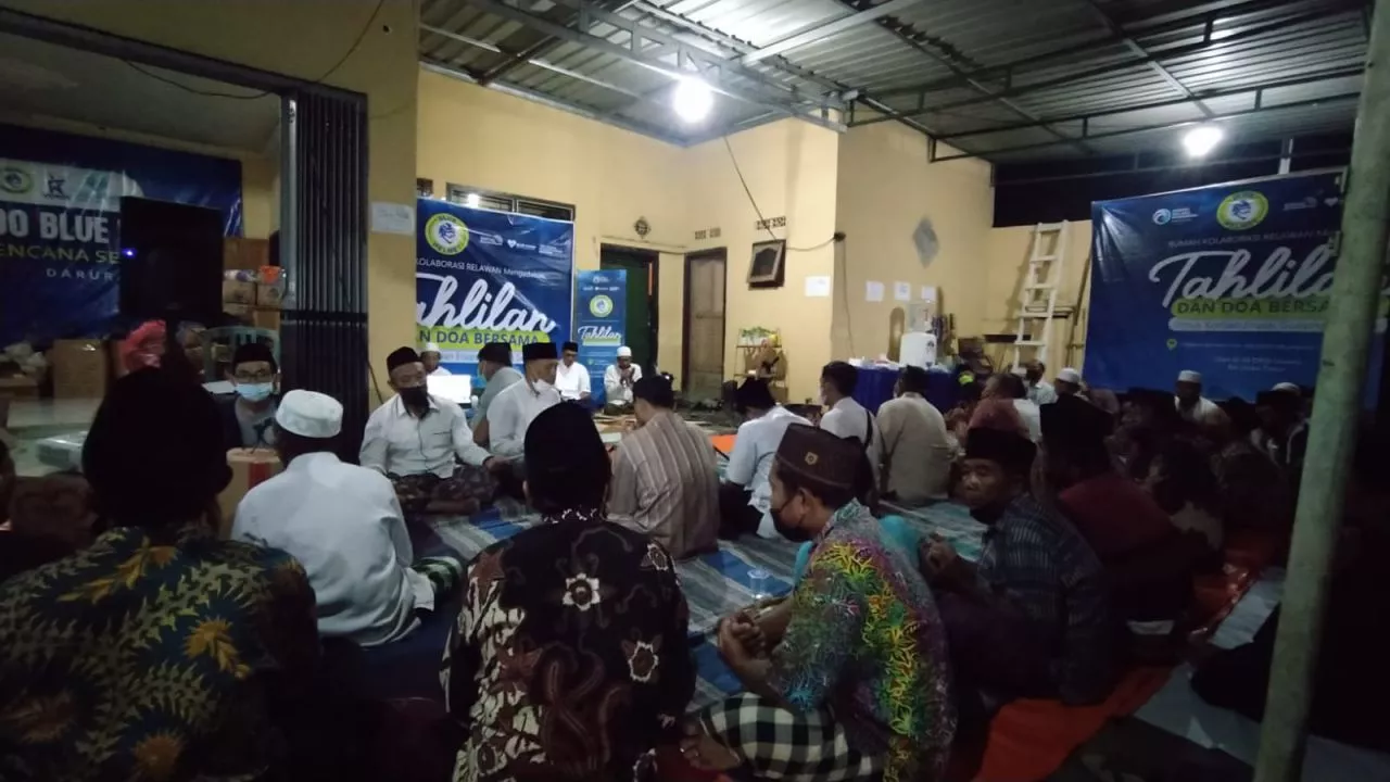 Relawan Blue Helmet Gelar Tahlil dan Doa Bersama untuk Korban Erupsi Semeru