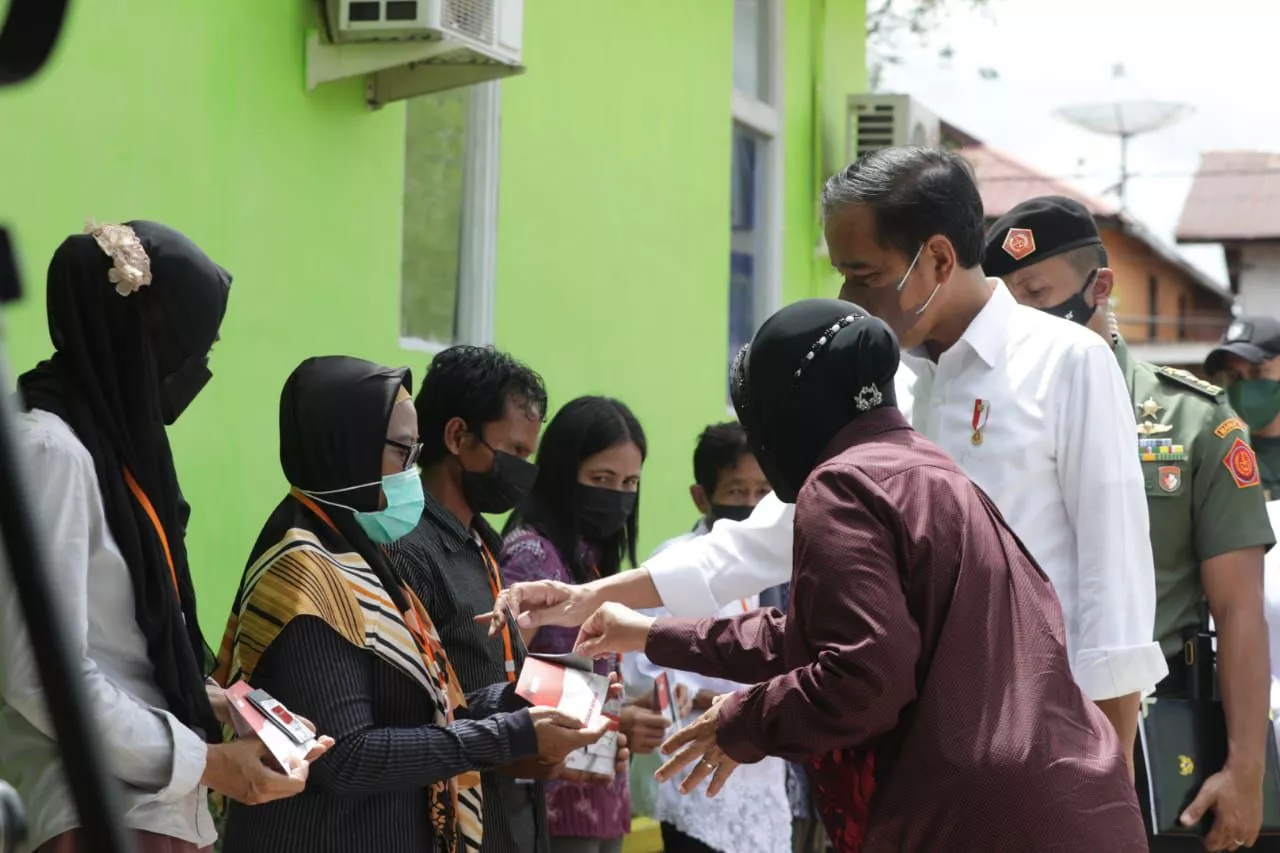 Sambangi Korban Banjir Sintang, Presiden Jokowi Perintahkan Tanam Bibit Pohon
