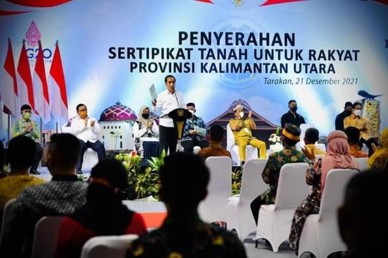 Presiden Jokowi Serahkan 13.445 Sertipikat Tanah Warga di Kalimantan Utara