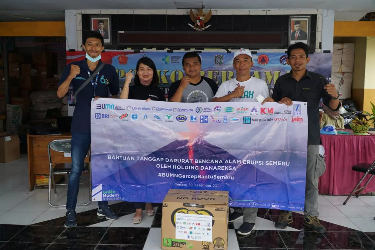 Wakili Holding, PT SIER Salurkan Bantuan Korban Erupsi Semeru