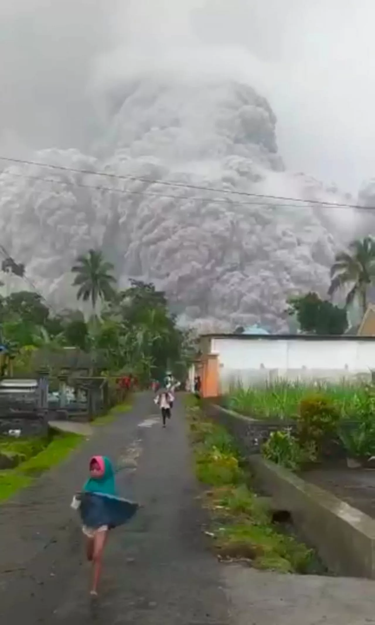 Video Dahsyatnya Erupsi Gunung Semeru, Warga Berlarian Panik