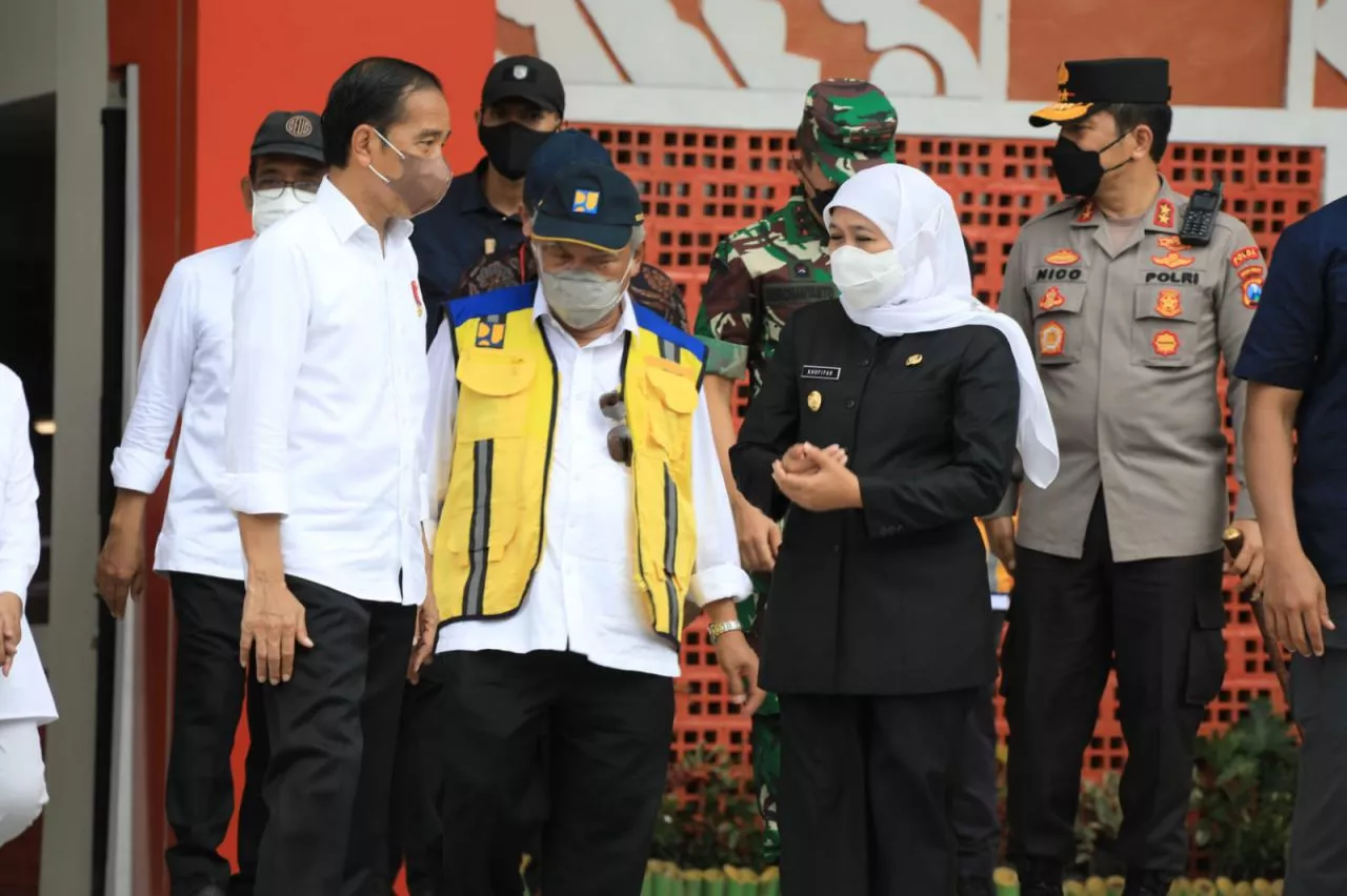 Presiden Jokowi dan Gubernur Khofifah Bagi-bagi Sembako di Alun-alun Ngawi