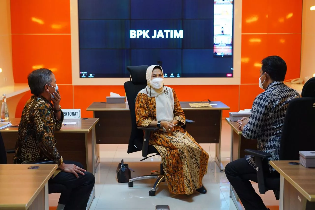 Penyerahan Hasil Audit Laporan Keuangan dari BPK ke Pemkot Batu