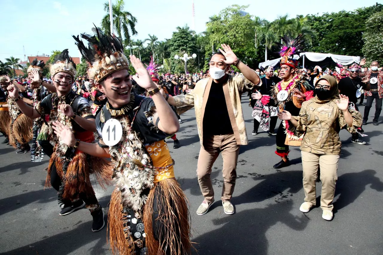 Peringati Hari Ibu, Pemkot Surabaya Gelar Lomba Senam dengan Baju Adat