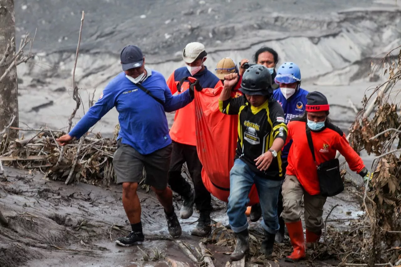 Puji Kinerja Relawan Erupsi Semeru, Gubernur Khofifah: Mereka Luar Biasa