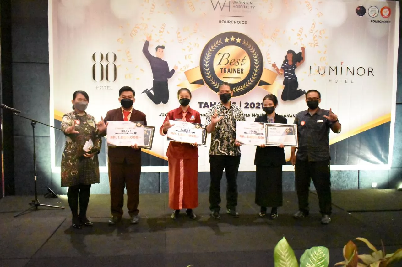 Peduli Pendidikan, Waringin Hospitality Bagikan Beasiswa untuk Siswa Magangnya