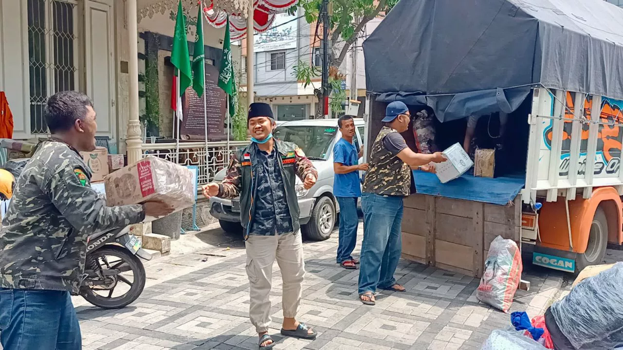 Peduli Korban Erupsi Semeru, GP Ansor dan Banser Surabaya Kirim Bantuan Logistik
