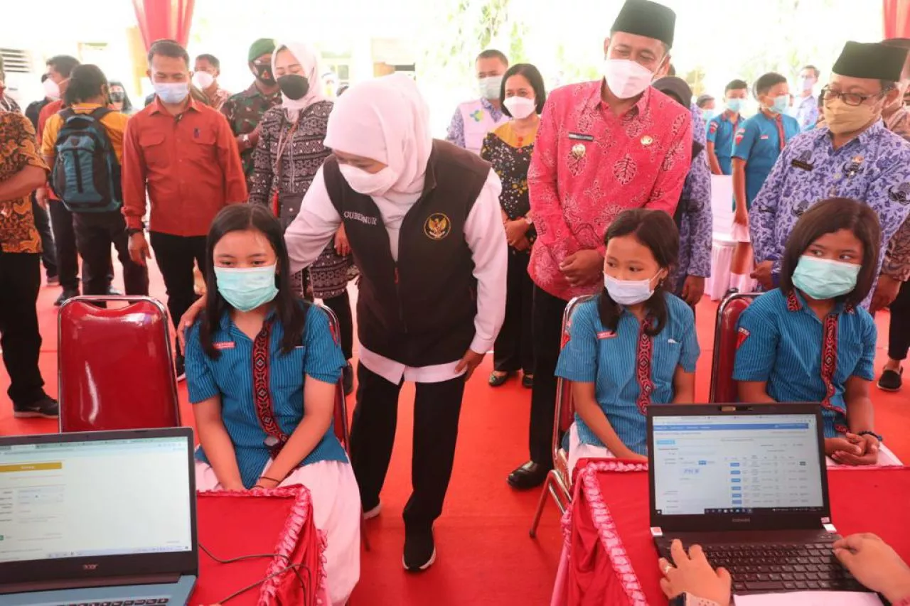 Gubernur Khofifah Beri Semangat Anak-anak agar Berani Divaksin