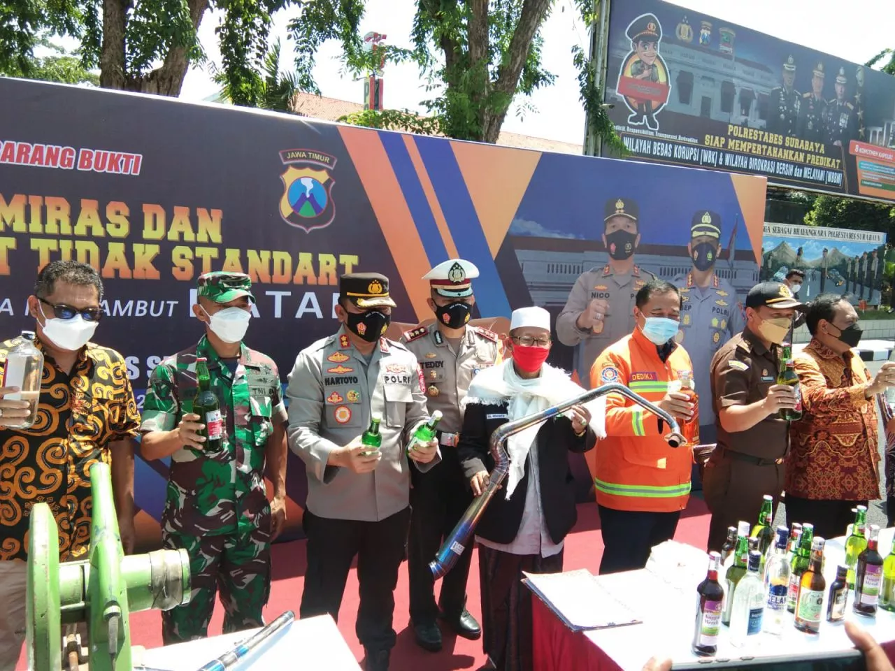 Polrestabes Surabaya Musnahkan 2512 Botol Miras dan Knalpot Brong