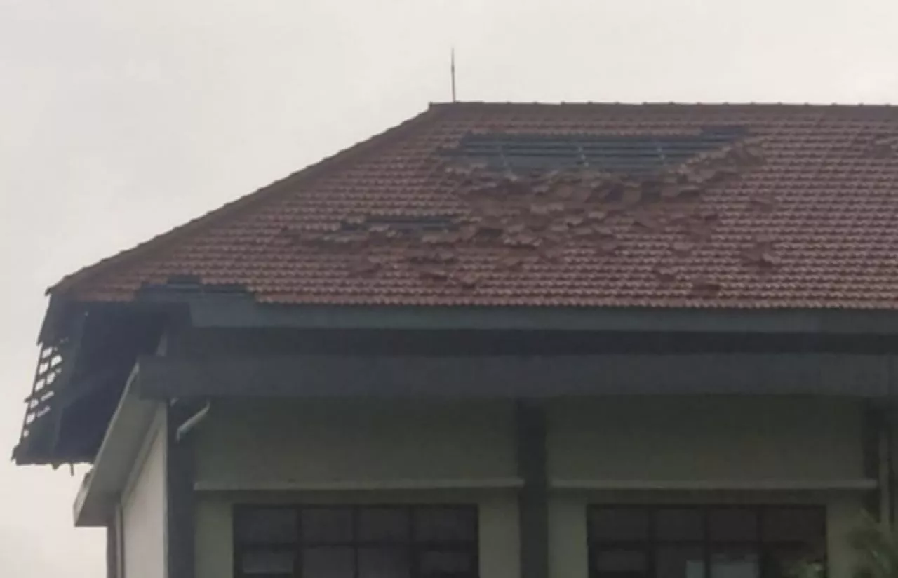 Atap Sekolah di Surabaya Ambruk Diterjang Angin Kencang