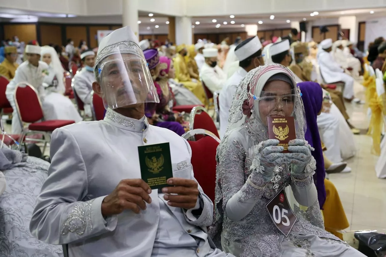 105 Pasangan Suami Istri Ikuti Nikah Massal di Surabaya, Tertua Berusia 68 Tahun